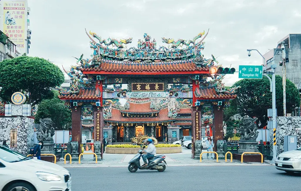 桃園景福宮山門與牌樓正面景觀，街道車流穿梭