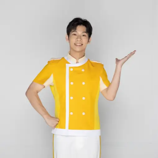 黃色制服上衣的男孩，一手叉腰一手掌心向上示意，白色背景。