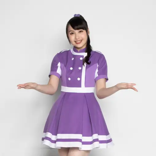 紫白色制服洋裝的女孩，雙手向外攤開呈迎接姿，微笑，白色背景。