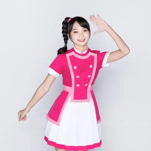 粉白色制服洋裝的女孩，編髮，右手在臉旁揮手微笑，白色背景。