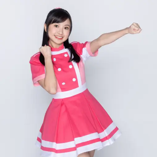 粉白色制服洋裝的女孩，雙手做加油拳姿勢，面帶笑容，白色背景。
