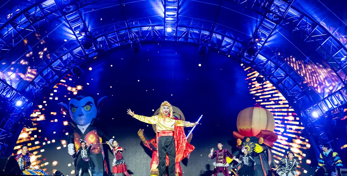 2025 桃園萬聖城宣傳圖：萬聖魔幻夜光踩街秀。五位角色—木乃伊、眼球怪、南瓜人、巫師、吸血鬼—依序站立。