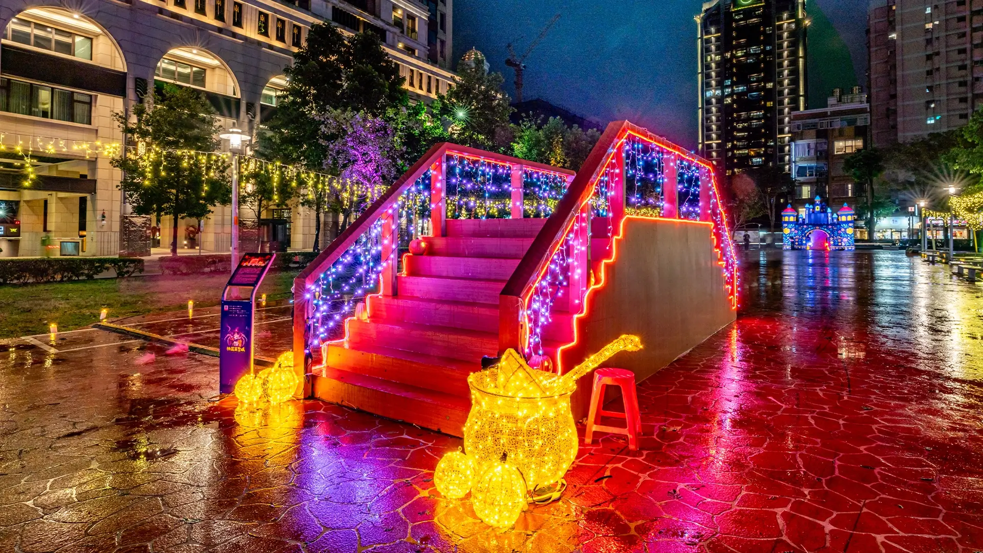 霧氣瀰漫的階梯裝置，兩側南瓜與發光大鍋，盡頭為骷髏城堡與彩旗