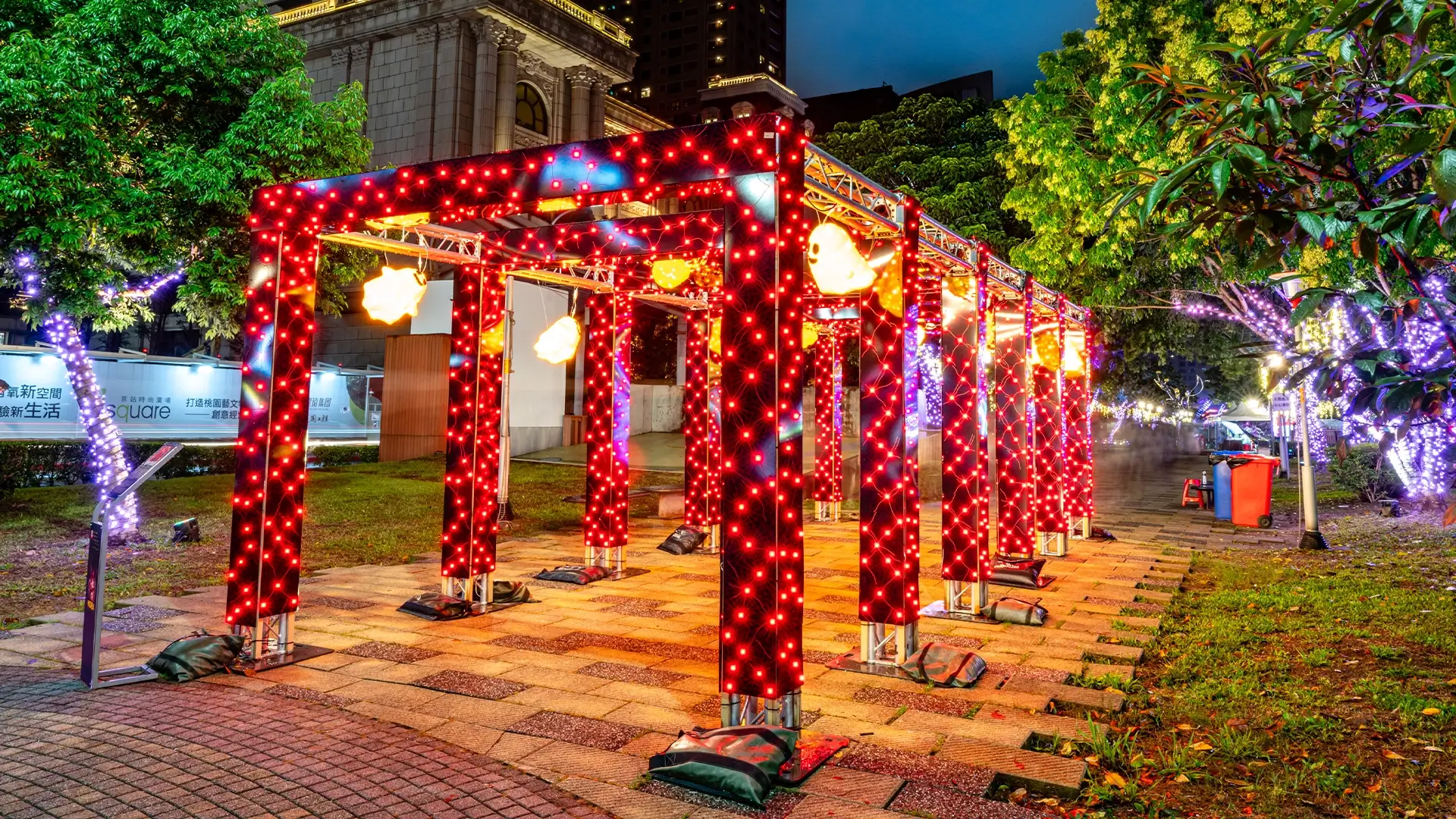 紅色方框光廊，頂部蜘蛛網與漂浮小幽靈，兩側纏繞蛛絲