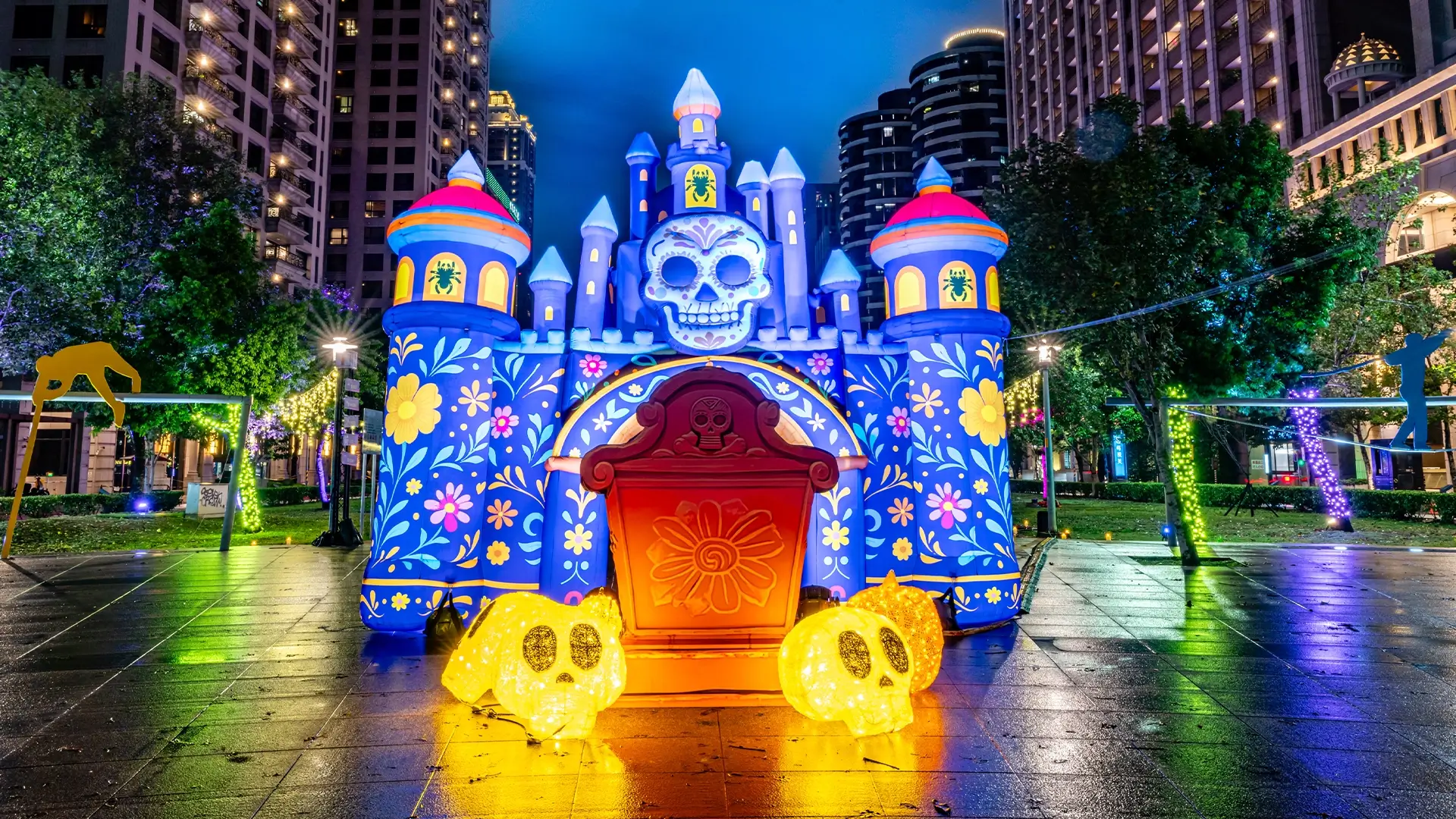 彩繪骷髏城堡前廣場，墓碑與南瓜擺設，地面投影花紋