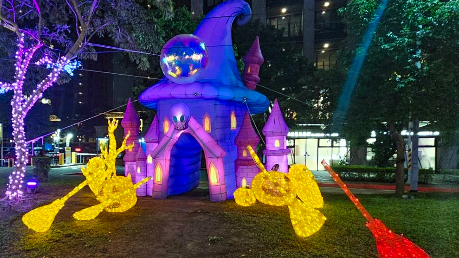 萬聖魔幻城堡：巨型女巫帽與水晶球拱門，南瓜與幽靈環繞。