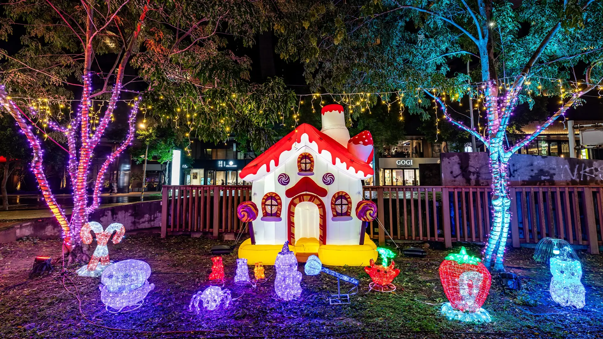 搞怪糖果屋：拐杖糖、馬卡龍怪、發光小熊裝置。